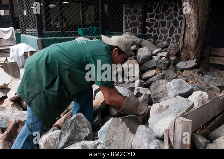 Uomo che lavora in una fabbrica di giada, Jades SA, Antigua, Guatemala. Foto Stock