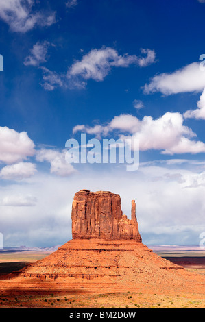 Il Monument Valley Navajo Tribal Park - west mitten e interessante formazione cloud - Utah e Arizona, Stati Uniti d'America Foto Stock