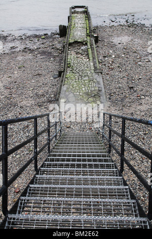 MOLO DI PIETRA ROTTA, SCALINI, TAMIGI: Gradini di ferro molo di pietra rotta sulla spiaggia Tamigi South Bank Millennium Way Blackfriars Londra Inghilterra Regno Unito Foto Stock