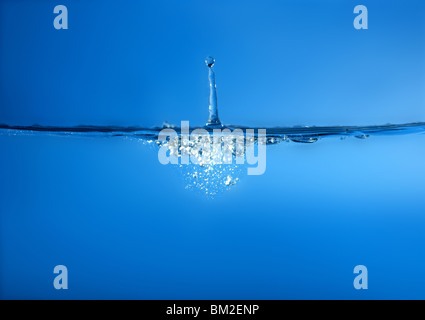 Splash sul blu dell'acqua sulla superficie laterale Foto Stock