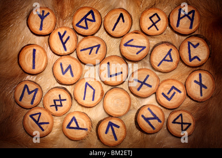 Rune fatti a mano impostato su la pelliccia Foto Stock