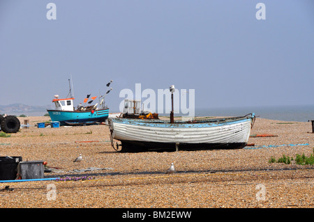 Barche su una spiaggia di ciottoli Southwold Suffolk GB Foto Stock