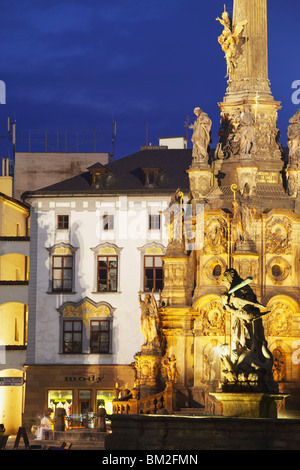 La Colonna della Santa Trinità, Sito Patrimonio Mondiale dell'UNESCO, in Piazza superiore (Horni Namesti) al tramonto, Olomouc, Moravia Repubblica Ceca Foto Stock