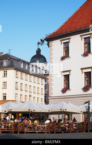 Outdoor cafe di fronte al Municipio in piazza superiore (Horni Namesti), Olomouc, Moravia Repubblica Ceca Foto Stock