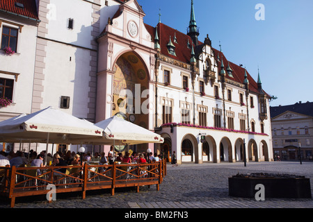 Outdoor cafe di fronte al Municipio in piazza superiore (Horni Namesti), Olomouc, Moravia Repubblica Ceca Foto Stock