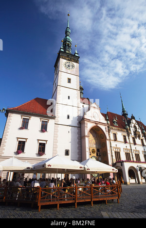 Outdoor cafe di fronte al Municipio in piazza superiore (Horni Namesti), Olomouc, Moravia Repubblica Ceca Foto Stock