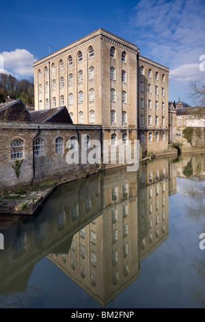 Un vecchio edificio del mulino, che si riflette nelle acque tranquille del fiume a Bradford upon Avon, Wiltshire. Foto Stock