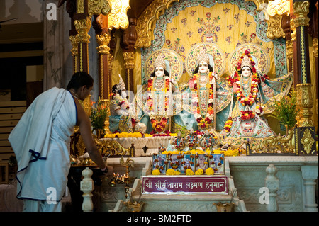 L'interno e altare di Sri Sri Radha Rasabihari Krishna tempio in Mumbai, India Foto Stock