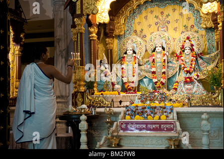 L'interno e altare di Sri Sri Radha Rasabihari Krishna tempio in Mumbai, India Foto Stock