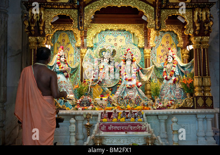 L'interno e l'altare di Sri Sri Radha Rasabihari Krishna ISKCON Tempio a Mumbai, India Foto Stock