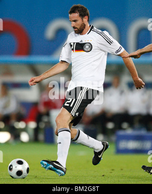 Christoph Metzelder della Germania passa la palla durante UEFA EURO 2008 Gruppo B match contro l'Austria a Ernst Happel Stadion. Foto Stock