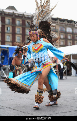 Aztec ballerini, Zocalo, Plaza de la Constitucion, Città del Messico, Messico Foto Stock