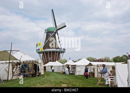 Tulip Time festival olandese Olanda Michigan negli Stati Uniti un autentico mulino a vento olandese De Zwaan e tende mercanti durante una fiera commerciale nativa ad alta risoluzione Foto Stock