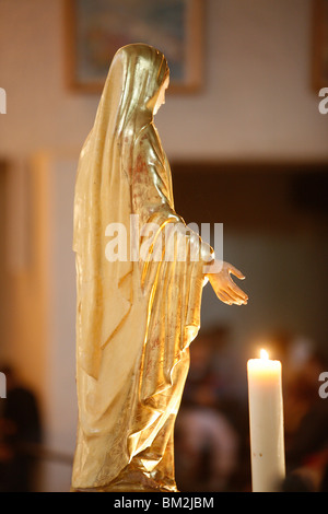 Vergine Maria e candela nella basilica di Ars, Ars-sur-Formans, ain, Francia Foto Stock