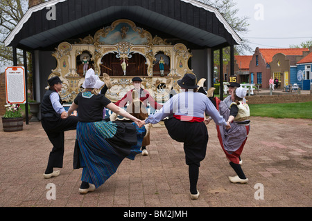 Tulip Time festival olandese Holland Michigan Michigan negli Stati Uniti ballerini statunitensi che eseguono coloni nella fiera commerciale del villaggio dei Paesi Bassi coloni storici ad alta risoluzione Foto Stock