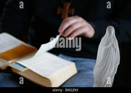 La lettura della Bibbia, Evian, Haute Savoie, Francia Foto Stock