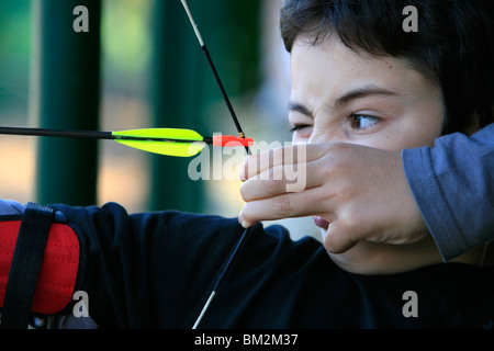 Ragazzo facendo tiro con l'arco, fucine-les-Eaux, Seine Maritime, Francia Foto Stock