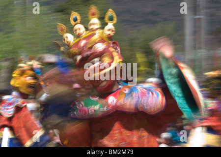 Tradizionalmente condita danzatrice presso il Paro Tsechu, una danza religiosa cerimonia, Paro, Bhutan Foto Stock