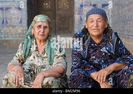 Vecchio vestito tradizionalmente le donne nei palazzi di Khiva, Uzbekistan Foto Stock