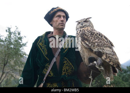 Aquila del Kirghizistan cacciatore con una roccia il gufo reale (Bubo bengalensis), Sunkar Eagle Farm, Kazakistan Foto Stock