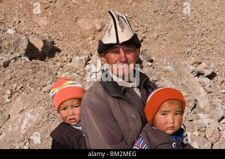 Uomo con i gemelli in montagna vicino a Sary Tash, Kirghizistan Foto Stock