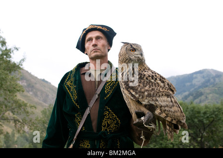 Aquila del Kirghizistan cacciatore con una roccia il gufo reale (Bubo bengalensis), Sunkar Eagle Farm, Kazakistan Foto Stock