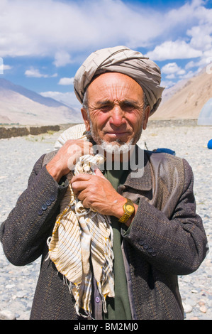 Ritratto di un Afgano uomo tagiko, Wakhan corridor, Ishkashim, sul confine del Tagikistan con l'Afghanistan, il Tagikistan Foto Stock