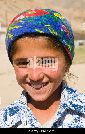 Ritratto di una giovane donna sorridente, Shokh Dara Valley, Tagikistan Foto Stock