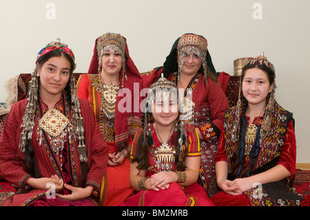 Foto di gruppo della famiglia turkmeno in costume tradizionale, Turkmenistan Foto Stock