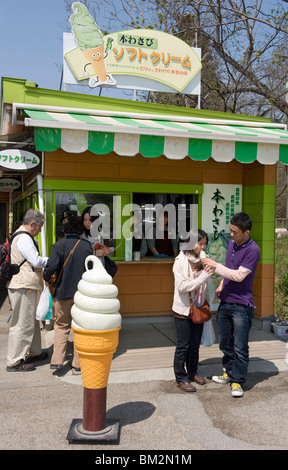 Visitatori godendo wasabi (rafano giapponese) gelato presso il Daio Wasabi Farm in Hotaka, Nagano, Giappone Foto Stock