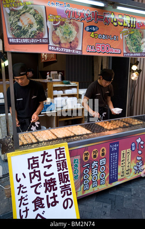 Takoyaki (polpo palle) stand in Dotonbori quartiere di intrattenimento di Namba di Osaka, Giappone Foto Stock