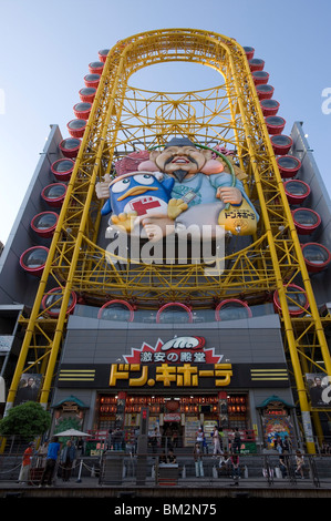 Don Chisciotte lo sconto negozio con ruota panoramica Ferris-come attrazione nel quartiere Dotonbori di Osaka, Giappone Foto Stock