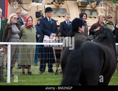 La Gran Bretagna è la Regina Elisabetta II presso il Royal Windsor Horse Show dove ha guardato su dei suoi concorrenti cavalli Foto Stock