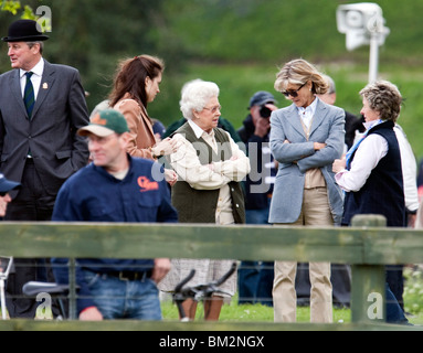 Queen Elizabeth al Royal Windsor Horse Show tenutosi su Home Park nel parco del Castello di Windsor Foto Stock