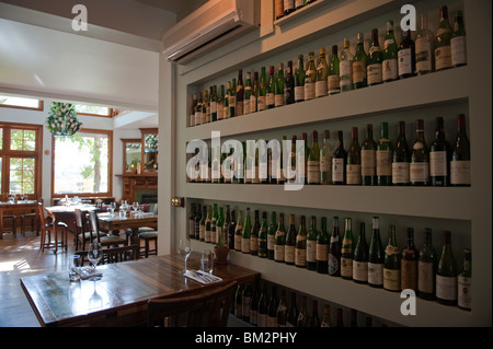 Svuotare le bottiglie di vino sul display a Pegasus Bay cantina nel Waipara area di Canterbury sull'Isola Sud della Nuova Zelanda Foto Stock