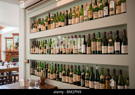 Svuotare le bottiglie di vino sul display a Pegasus Bay cantina nel Waipara area di Canterbury sull'Isola Sud della Nuova Zelanda Foto Stock