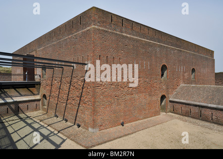 Il pentagonale Fort Napoleon mostra caponier con un fucile porte e fossato asciutto nelle dune di Ostenda, Belgio Foto Stock