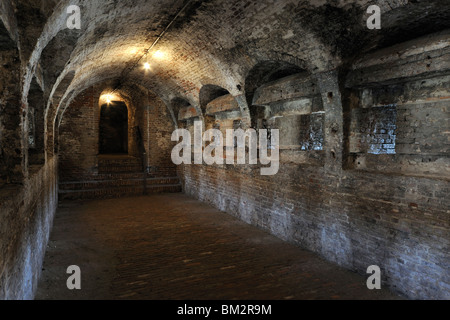 Il pentagonale Fort Napoleon mostra interno di caponier con porte di fucile, Ostenda, Belgio Foto Stock