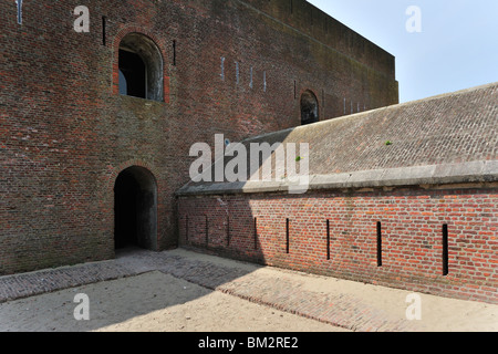 Il pentagonale Fort Napoleon mostra caponier con un fucile porte e fossato asciutto nelle dune di Ostenda, Belgio Foto Stock