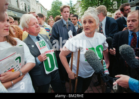 Basta dire no gli attivisti volantinaggio a Cardiff per il loro Referendum 1997 nessuna campagna contro un National Assembly for Wales Foto Stock