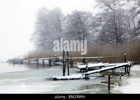 INVERNO PROFONDO A Åland: Attracco di vecchi moli di barche la mattina presto gelide nebbie e neve sull'arcipelago di Aland inverno profondo Foto Stock