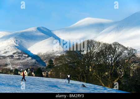 Il lato di Carl ridge e il vertice di Skiddaw in inverno, dal vicino a Keswick, Lake District, Cumbria, Inghilterra, Regno Unito. Foto Stock