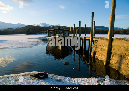 In barca per visite guidate su un congelati Derwent Water in inverno, Near Keswick, Lake District, Cumbria, Inghilterra, Regno Unito. Foto Stock