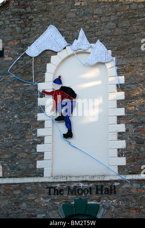 La sala controverso in Keswick in inverno, con "scalatore' decorazioni di Natale. Keswick, Lake District, Cumbria, England, Regno Unito Foto Stock