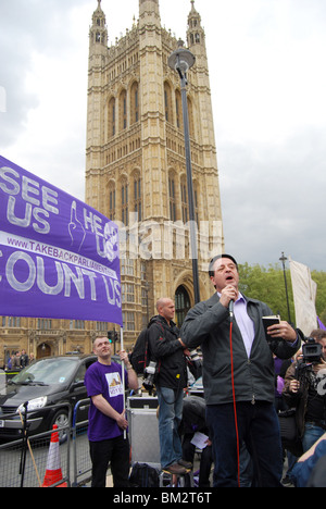 Mark Thomas elezioni generali 2010 prendere nuovamente il Parlamento protesta Westminster Foto Stock