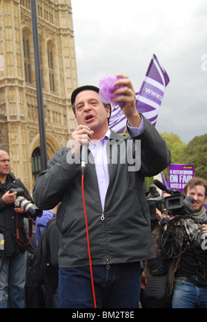 Mark Thomas prendere nuovamente il Parlamento protesta Westminster elezioni generali 2010 Foto Stock