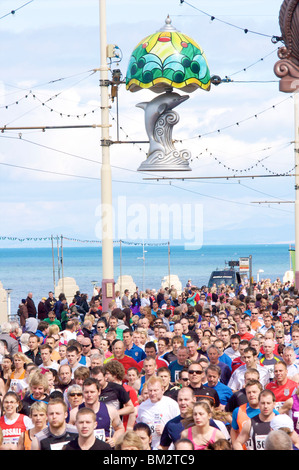 Blackpool 10 K fun run lungo la promenade Foto Stock