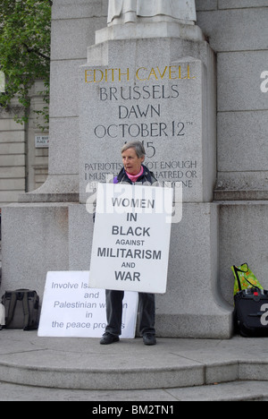 Le donne in nero contro il militarismo e la guerra manifestanti Foto Stock