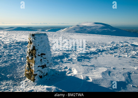 Rime di ghiaccio che ricopre un'Ordnance Survey trig punto sulla sommità del colle roccioso, Grasmoor Fells, Lake District, Cumbria, England, Regno Unito Foto Stock