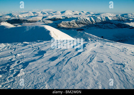 La gamma Helvellyn oltre la vela, dal colle roccioso crinale in inverno, Grasmoor Fells, Lake District, Cumbria, England, Regno Unito Foto Stock